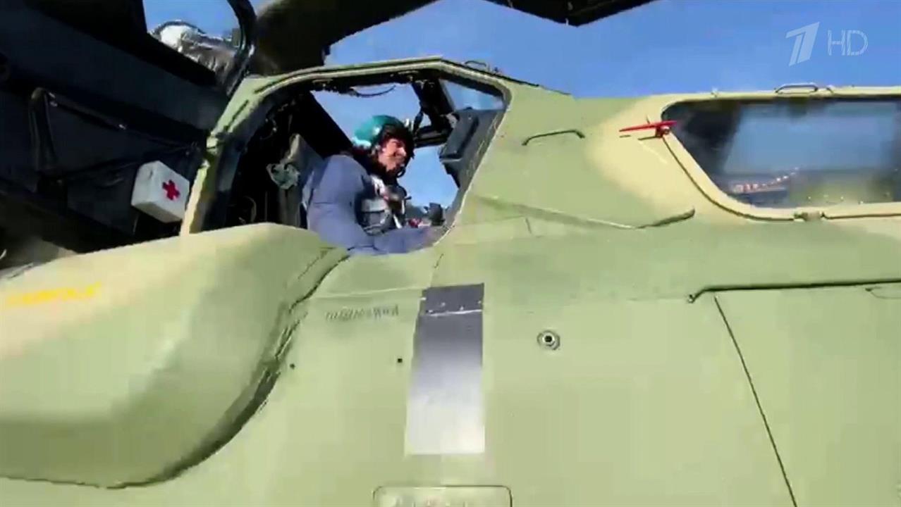 Пилоты российских военных вертолетов встречают День армейской авиации на службе