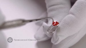 Работа ювелира. Покрытие украшений эмалью