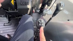 трактор YTO LX-2204.  максимально прост, аппаратура механическая, никакой электроники....