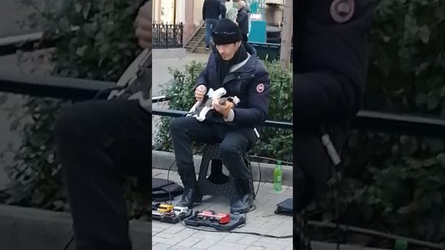 Казань. Пешеходная улица Баумана. Уличный музыкант с песней Цоя и не только))