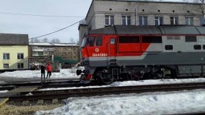Отправление пассажирского состава Сыктывкар-Воркута-Санкт-Петербург под тепловозом ТЭП70-0510