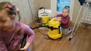 обзор Хозяйственного пылесоса Karcher WD 3 (Karcher MV 3). Дети учатся пылесосить. Пылесос и дети.