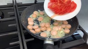 ?Нуу оочень вкусная яичница  с сосисками, помидорами и луком #яичница #яичницанасковороде