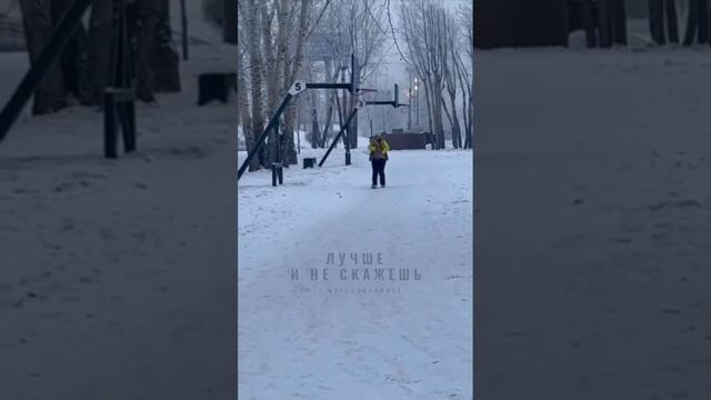 Красноярец остановился посреди трассы, чтобы спасти замерзшего песика смотреть онлайн