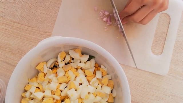 Салат с зеленой стручковой фасолью, яйцами и кукурузой / Готовим вместе!