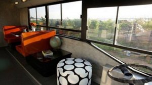 Израильтянки собственными силами превратили списанный автобус в элегантный дом на колесах