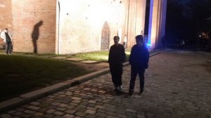 Вокруг главного здания на Острове в Калининграде Кафедрального собора могилы Иммануила Канта в парке