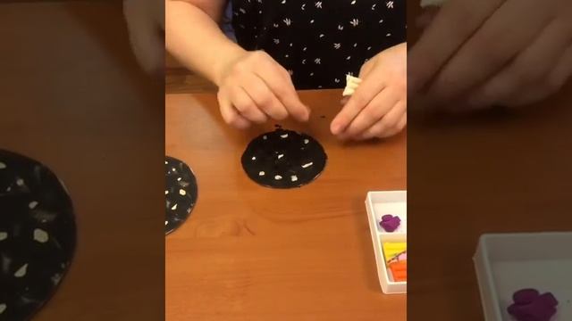 Чем занять ребёнка дома? Аппликация из пластилина ко дню космонавтики смотреть онлайн