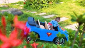 Bebé Mono Bon Bon Cosecha Fruta y Juega Con un Lindo Patito en la Granja - MONO BONBON ESP