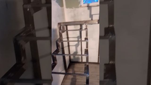 Лестница на косоурах с площадкой и поворотом на 180 градусов. смотреть онлайн