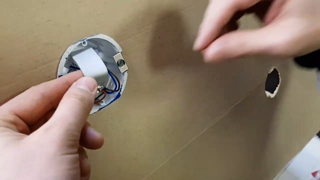 Установка светильника для подсветки лестницы Integrator в монтажную коробку
