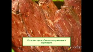 Стейки из мраморной говядины на решетке на мангале