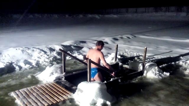 Купание в купели в Цивильском Тихвинском монастыре 2016 года 19 января в Крещение смотреть онлайн