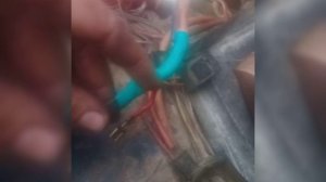 Горят лампочки в салоне, автомобиль отключается