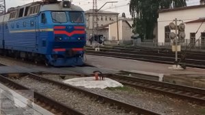 Эл-з ЧС7-311 с поездом №85 по станции Днепропетровск Железная дорога. Поезда. Railway. Trains .