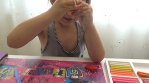 Катя лепит из воскового пластелина