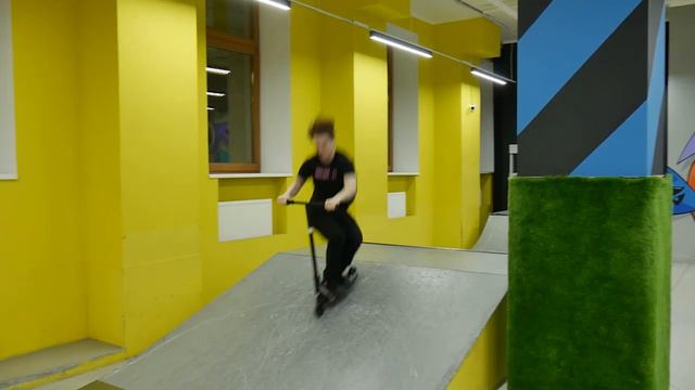 Крытый скейт парк в Москве. 👉Тут учат трюкам. Обучение трюковому самокату, тренировки с Инструкторо смотреть онлайн