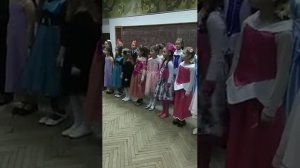 Песня ,, Кузнечик,, исполняет хор ,,Скворушка,,