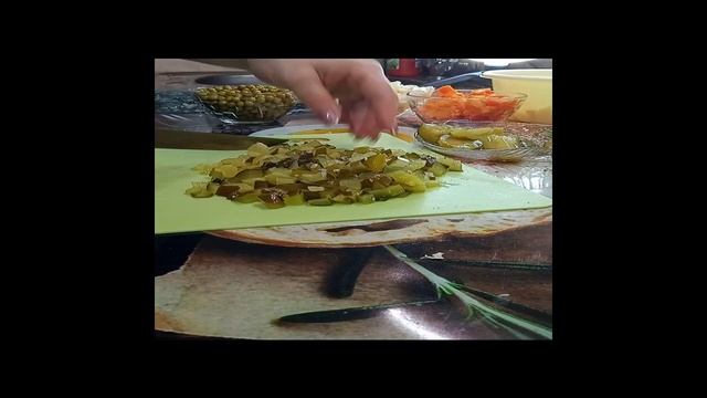 Оливье с курицей смотреть онлайн