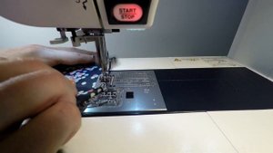 Шьем платочек с помощью лапки для подрубки края