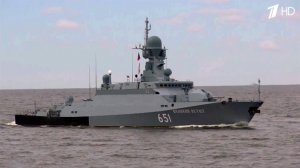 Корабли и катера, прибывшие в Кронштадт, провели п...тренировку перед главным Военно-морским парадом