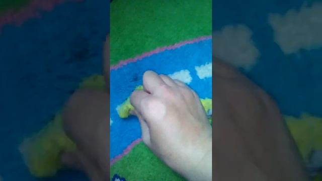 Чистим ковёр от пластилина с помощью губки Инволвер смотреть онлайн