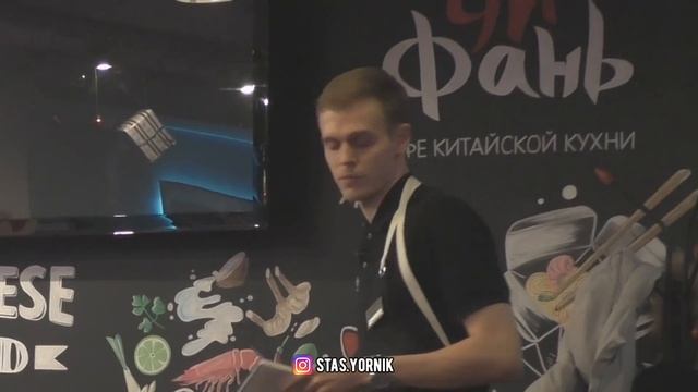 ПРАНК: ОФИЦИАНТ ДОВЁЛ ВСЕХ ГОСТЕЙ ( ПОДСТАВНОЙ ОФИЦИАНТ)