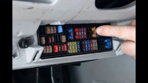 Замена предохранителя №35 панели приборов в Шкоде Фабия