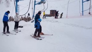 Горные лыжи. Обучение детей. Подъем с ребёнком на бугельном подъемнике. 18.02.2017