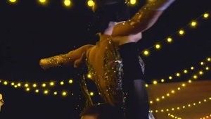 Парная акробатика на светящемся эквилибре