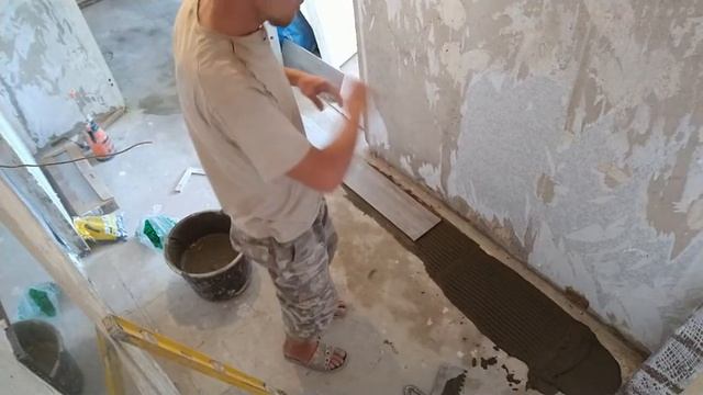 Укладка плитки на пол в коридоре.