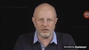трогательная история о том как крот выгленув из своей норки обнаруживает у себя на голове ???????
