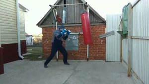 Бокс. Разнообразные удары по мешку