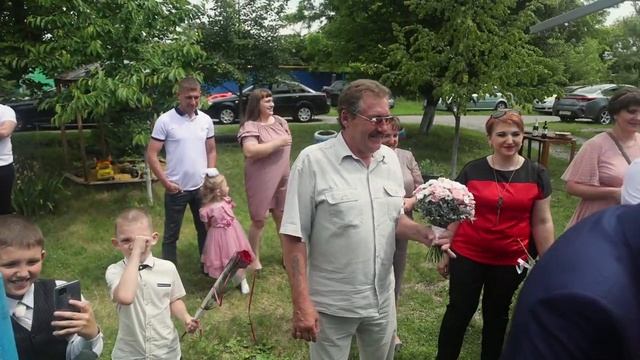 Жениха не пускают к невесте пока всем подарки не подарит смотреть онлайн