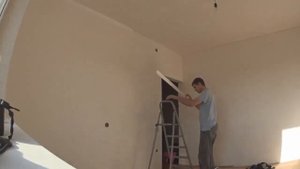 Пилим и приклеиваем карниз на потолок.