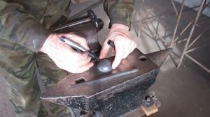 Сделать гвоздильню и выковать на ней гвозди