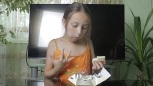 Challenge! Съесть шоколадку за 10 укусов! Супер вызов!