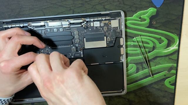 Замена батареи MacBook Pro смотреть онлайн