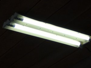 В ГАРАЖ САМОЕ ТО и не надо покупать! Светильник LED (люминесцентный) своими руками.