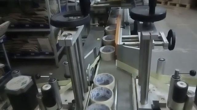 Нанесение этикетки на скотч