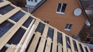 МОНТИРУЕМ КОНТРБРУС, ОБРЕШЕТКУ, КРОВЕЛЬНУЮ МЕМБРАНУ. ПРИМЕНЯЕМ СПЕЦИАЛЬНЫЙ КЛЕЙ ДЛЯ ОБХОДА ТРУБ