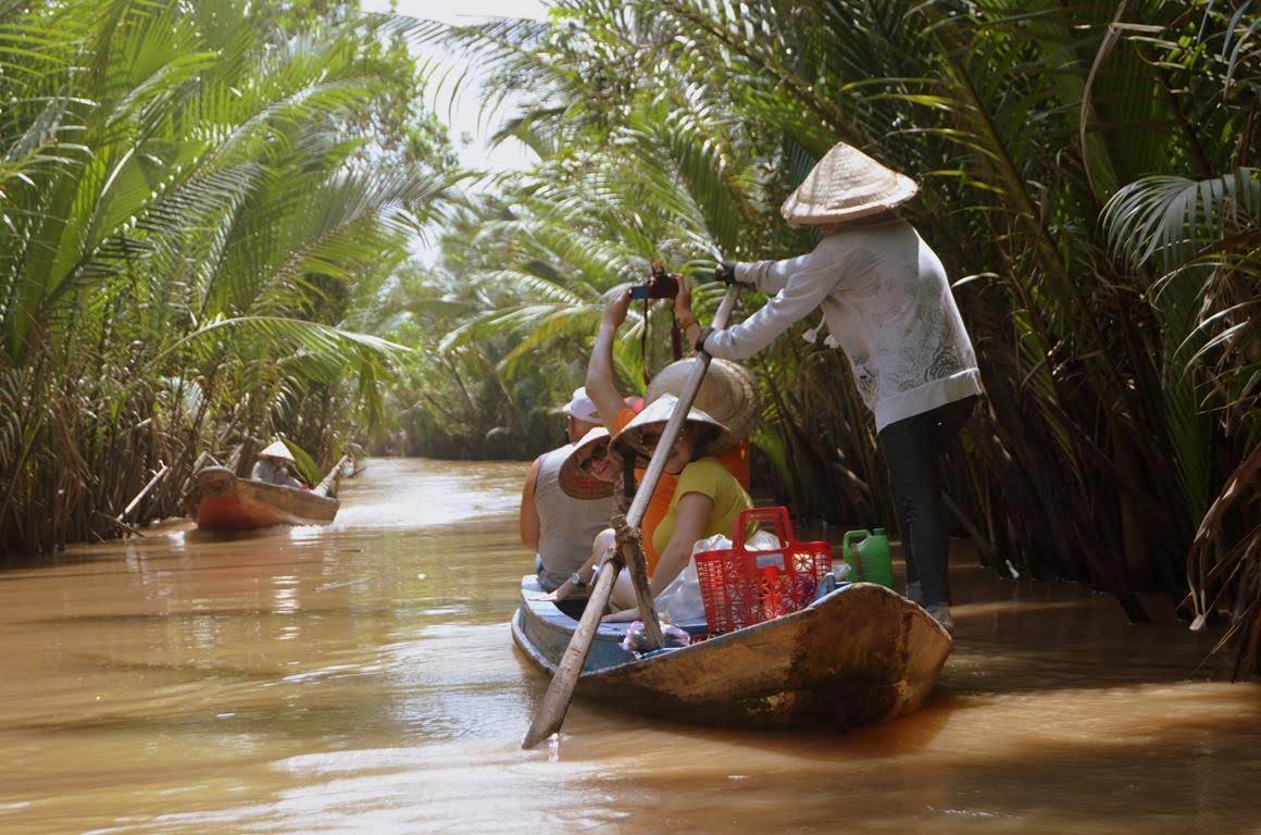 катание по каналам реки Меконг в Сайгоне. 2015 год