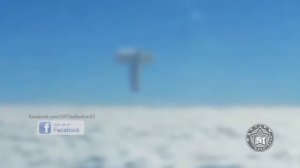 НЛО странной формы летит рядом с самолетом!