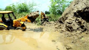 Машинки возят грязь и прыгают в воду