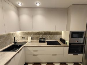 Угловая стильная матовая кухня "Меренга" в Минске, с фасадами Supramat.