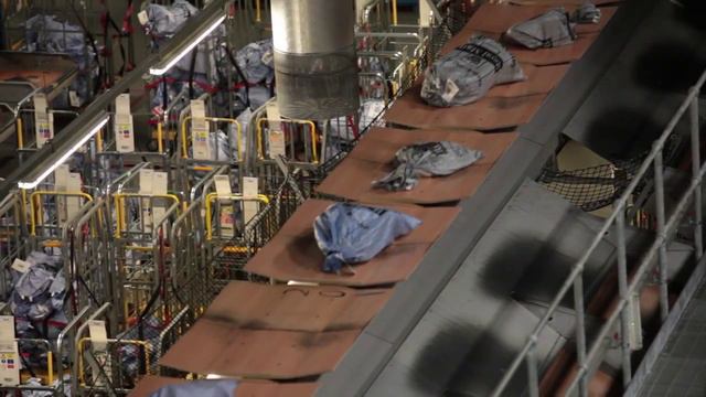 Royal Mail's Worldwide Distribution Centre on the years busiest morning. смотреть онлайн