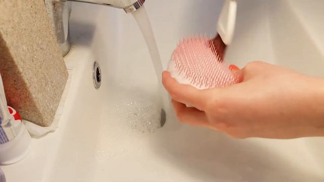 How I clean my Tangle Teezer смотреть онлайн