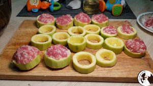 Фаршированные медальоны из кабачка под овощной заливкой.