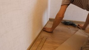 Секреты монтажа  пластикового плинтуса ПВХ Обзор фурнитуры и монтаж в деталях.