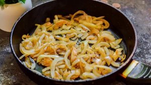 Курица тушеная в луке